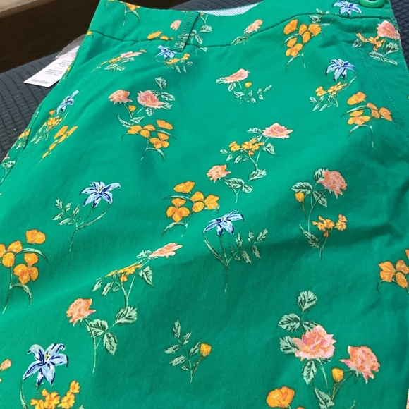 Plus size c&i floral green shorts - Picture 2 of 2
